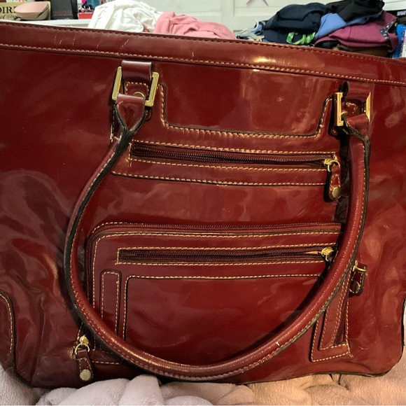 Large carry all bag in burgundy patent - Picture 3 of 16